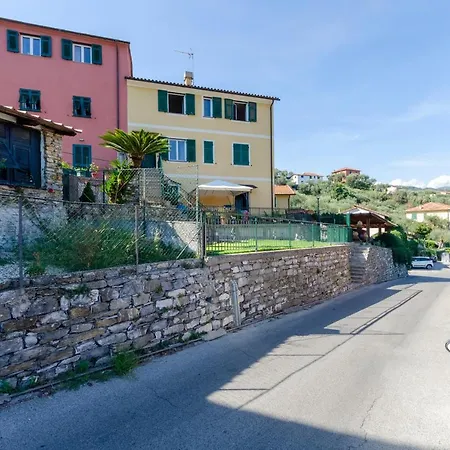 Apartment Casa Rosa, Peaceful Surrounded By Greenery With Free Parking, Wifi & Air Conditioning *