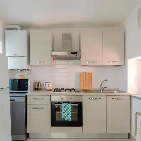 Casa Rosa, Peaceful Surrounded By Greenery With Free Parking, Wifi & Air Conditioning Apartment *
