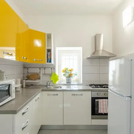 Apartment Casa Rosa, Peaceful Surrounded By Greenery With Free Parking, Wifi & Air Conditioning