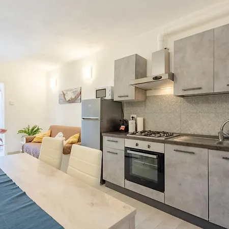Casa Rosa, Peaceful Surrounded By Greenery With Free Parking, Wifi & Air Conditioning Apartment
