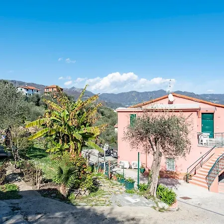 Casa Rosa, Peaceful Surrounded By Greenery With Free Parking, Wifi & Air Conditioning *