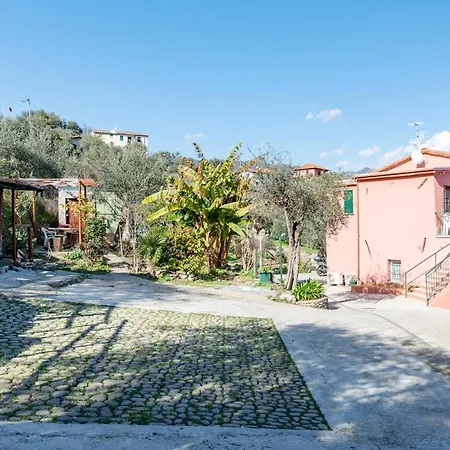 Casa Rosa Rapallo, Peaceful Multiple Surrounded By Greenery With Free Parking, Wifi & Air Conditioning, Welcome Kit Priority With Prosecco * Rapallo