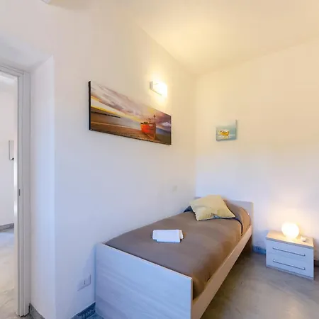 Casa Rosa, Peaceful Surrounded By Greenery With Free Parking, Wifi & Air Conditioning Apartment *