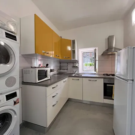 Apartment Casa Rosa, Peaceful Surrounded By Greenery With Free Parking, Wifi & Air Conditioning *