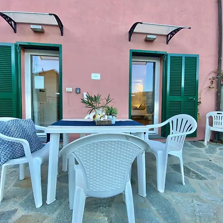Casa Rosa, Peaceful Surrounded By Greenery With Free Parking, Wifi & Air Conditioning Apartment *