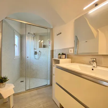 Casa Rosa, Peaceful Surrounded By Greenery With Free Parking, Wifi & Air Conditioning * Rapallo