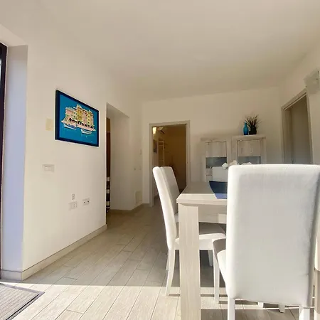 Casa Rosa, Peaceful Surrounded By Greenery With Free Parking, Wifi & Air Conditioning Apartment *