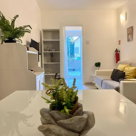 Apartment Casa Rosa, Peaceful Surrounded By Greenery With Free Parking, Wifi & Air Conditioning *