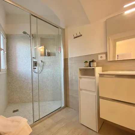 Casa Rosa, Peaceful Surrounded By Greenery With Free Parking, Wifi & Air Conditioning *