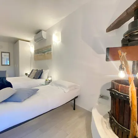 Casa Rosa, Peaceful Surrounded By Greenery With Free Parking, Wifi & Air Conditioning Apartment