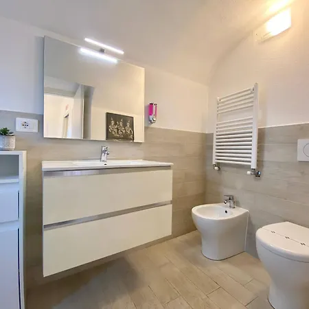 Casa Rosa, Peaceful Surrounded By Greenery With Free Parking, Wifi & Air Conditioning Apartment *
