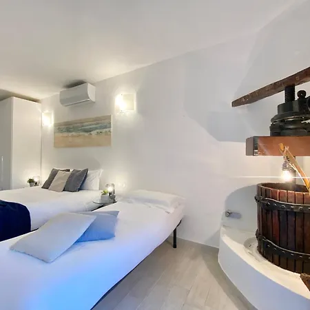 Casa Rosa, Peaceful Surrounded By Greenery With Free Parking, Wifi & Air Conditioning *